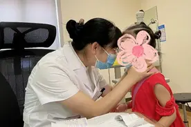 8岁女孩突然看不见！竟和刚出生的弟弟有关图片