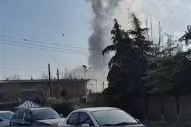 运城一企业爆炸腾起蘑菇云，商户门被震弯，应急局：火已扑灭图片