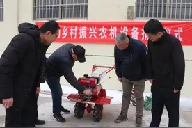 山东泰安：“第一书记”送农机到地头 乡村振兴添动力图片
