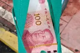 发现几沓百元大钞！成华区这个外卖小哥全上交了图片
