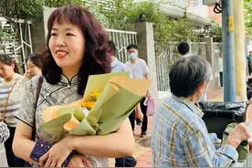 直击2024高考现场：一考生母亲手捧鲜花一袭旗袍开心送考图片