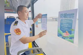 青岛公交推出“防暑降温”主题车厢图片