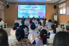 山东服装职业学院教师走进乡村开展“趣味扎染 乐享童趣”非遗扎染科普活动图片