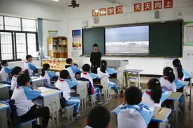 琼海的孩子们，写下一望无际的蓝图片