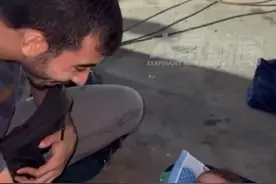 加沙空袭幸存婴儿在记者安抚下笑了，网友却哭了图片