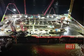 国内最大规模矩形钢围堰成功封底图片