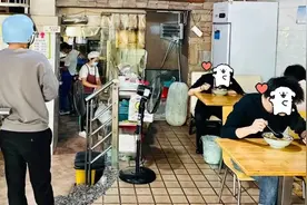 开了30年，坚持手工现做，弄堂里的小馄饨，每天有人排队尝鲜~图片