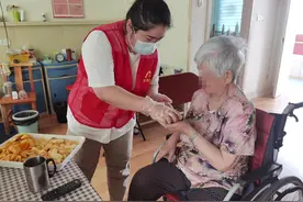 对话“90后”助浴师：帮老人洗澡，也帮一些老人修补破碎的自尊图片