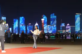 为出“大片”专门来青岛！灯光秀下走红毯，“青岛版维多利亚湾”成为新晋网红打卡地图片