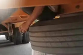 吓出一身汗！挂车一路从广东跑到江西，司机才发现车底躲着个男孩图片