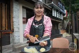 手心当菜板 土豆莴笋洋葱随便切！53岁阿姨凭“本事”走红网络图片