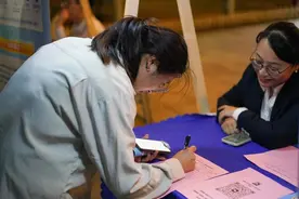温州商学院推出“人才夜市+创业集市”金融专场招聘会 30多家企业提供近千就业岗位图片