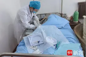 卧床老人难换尿管，苏州相城元和街道家庭医生服务到家图片