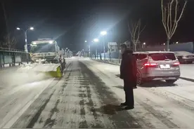 郓城县：凌晨在岗清雪 保障市民安全出行图片