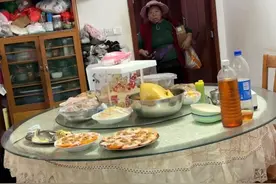 暖心一幕！福建女子偷偷回家做满桌菜为父母庆生，母亲以为进错门图片