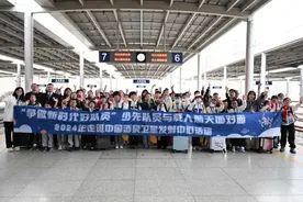 观神舟十八发射 红领巾畅想星河太空图片