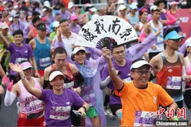 三万跑者齐聚2024南京马拉松欢乐开跑图片