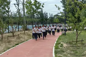 公园里上体育课！北京50所中小学试点学练赛一体化体育教学图片