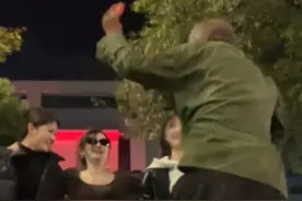 女生街边拍搞笑视频，被路过的大爷扇巴掌：“没受伤，已立案”图片