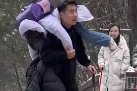 一家人爬泰山，男子先扛媳妇后扛女儿！网友：自己扛下了所有图片