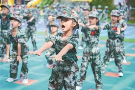 萌娃变身小小兵图片