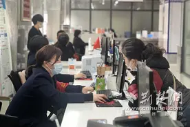 青山不动产女职工“三八”坚守岗位 彰显巾帼风采图片