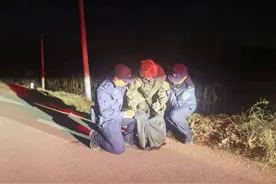 寒夜中，这个警察单膝跪地…图片