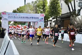 7000名参赛者、奥运长跑冠军王军霞领跑，无锡阳山半程马拉松赛开赛图片