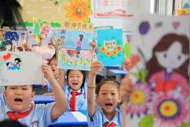 让教育家精神贯穿每一堂课 | 新京报社论图片
