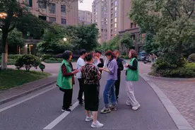绿色环保迎五一：德清县武康街道开展垃圾分类入户宣传零距离宣传活动图片
