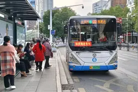 暖心！咸宁敬老爱老公交专线上路图片