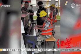 深圳街头弹琴走红的工人大叔，收到春晚邀请函了！朗朗隔空回应钢琴之约：期待见面图片