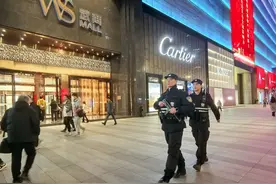 武汉警方强化街头巡防守护群众身边安全图片