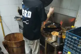骑手讲述外卖店后厨乱象：徒手抓地上食材，门店开在垃圾堆旁图片