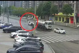 男子开车打瞌睡连撞2车致1人受伤 警方提醒：注意休息，切勿疲劳驾驶图片