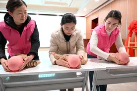 青岛故事｜从打零工到月入17000元，月嫂们的蝶变人生图片