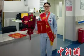 从护士跪地急救到小哥火场逆行 呼和浩特大爱之光满溢图片