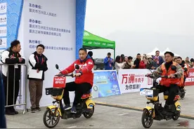 重庆万州环湖马拉松开跑 42辆共享电单车医疗应急“备勤”图片