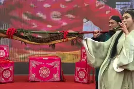 四川乐山大庙会上一根1.66米长“巨无霸”腊肉，拍出1966元图片