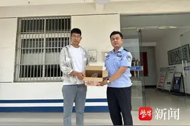 可能“学艺”不精，小猫头鹰跌落马路边图片