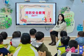 以“练”筑防，安全“童”行 宜宾一曼幼儿园开展消防应急疏散演练图片