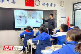 天元区隆兴中学劳动课新体验：亲手制作叶脉书签图片