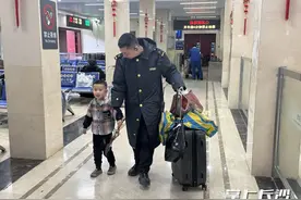 小男孩落单，长沙火车站的“雷锋们”暖心照料他图片