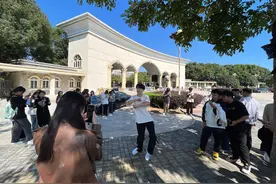 网红主播到安徽高校门口直播 丝滑跳舞引争议图片