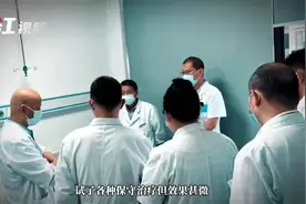 2岁男童一打喷嚏咳嗽肚子上就鼓包，家门口医生半小时就给腹壁打好“补丁”图片