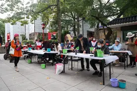 让爱化作“冬日暖阳”，爱心团队携手残障人士彩绘广州传统中轴线图片