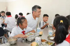 75年青春纪|白发校长为乡村孩子带来希望图片
