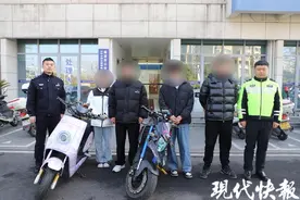 边骑车边放烟花还发视频炫耀，南京4名青年被处罚图片
