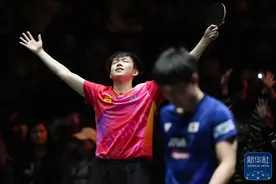 拥抱王皓、比“3”庆祝、捧起奖杯！王楚钦夺冠精彩瞬间图片
