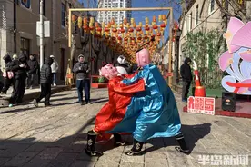 二喜摔跤图片